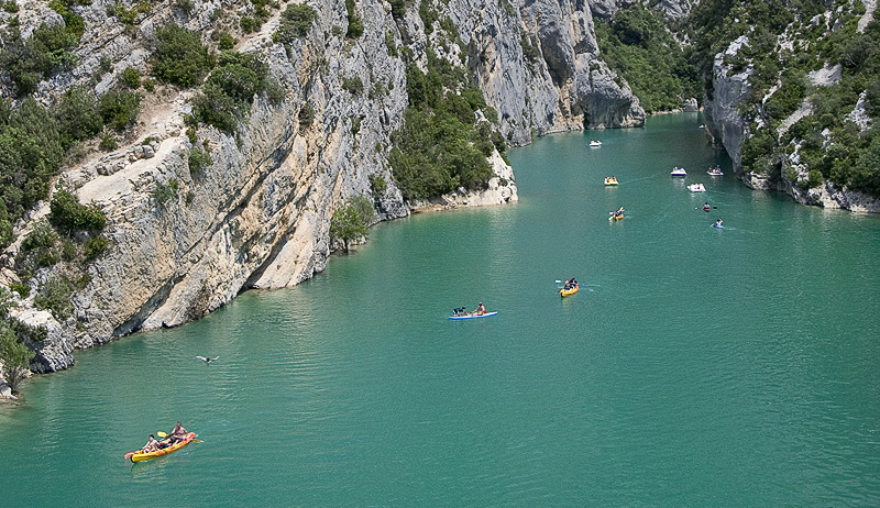 Provence 2014 +20140612_0657 als Smart-Objekt-1 Kopie.jpg - Heute sind wir am Eingang vom Grand Canyon de Verdon angekommen. Das Wasser ist wirklich so türkisfarben wie hier auf dem Bild zu sehen.Man kann hier 7 Kilometer lang mit geliehenen Booten in die Schlucht ein fahren. Für uns leider nicht möglich , weil wir das dem  Felix nicht zumuten wollten. Vielleicht klappt es ein anderes mal  